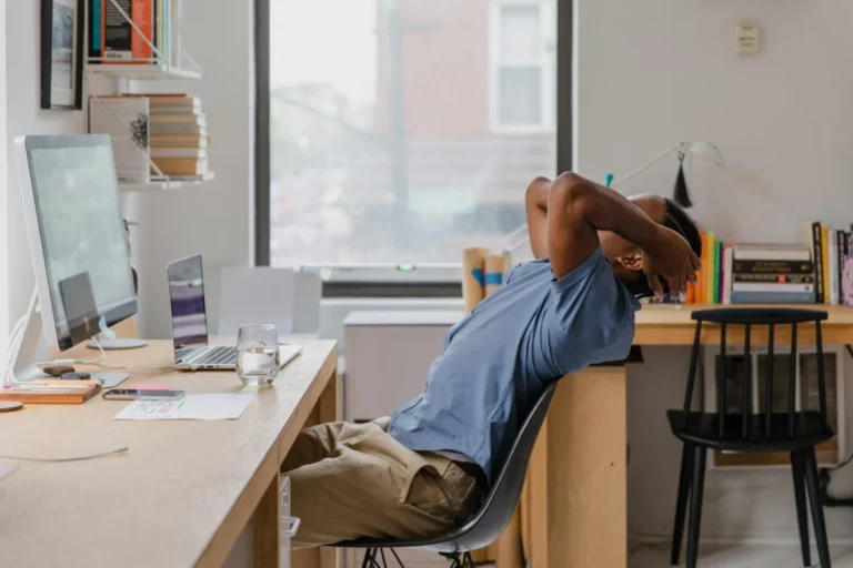 the-silent-stretch-integrating-mindfulness-and-movement-into-the-modern-digital-workspace