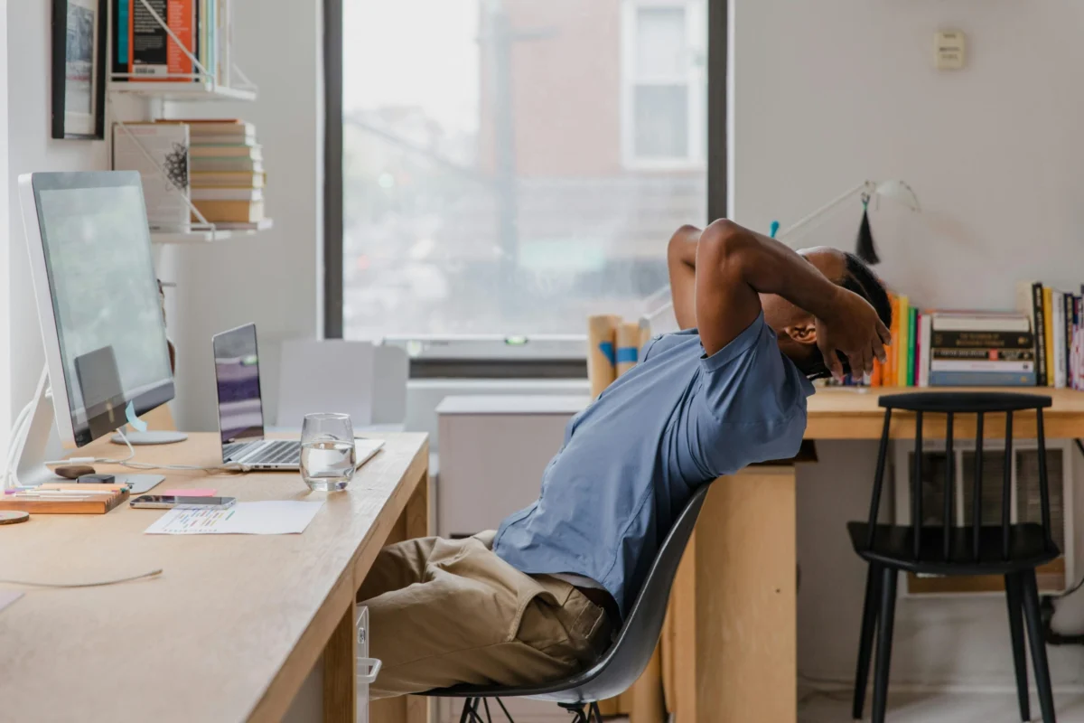 the-silent-stretch-integrating-mindfulness-and-movement-into-the-modern-digital-workspace