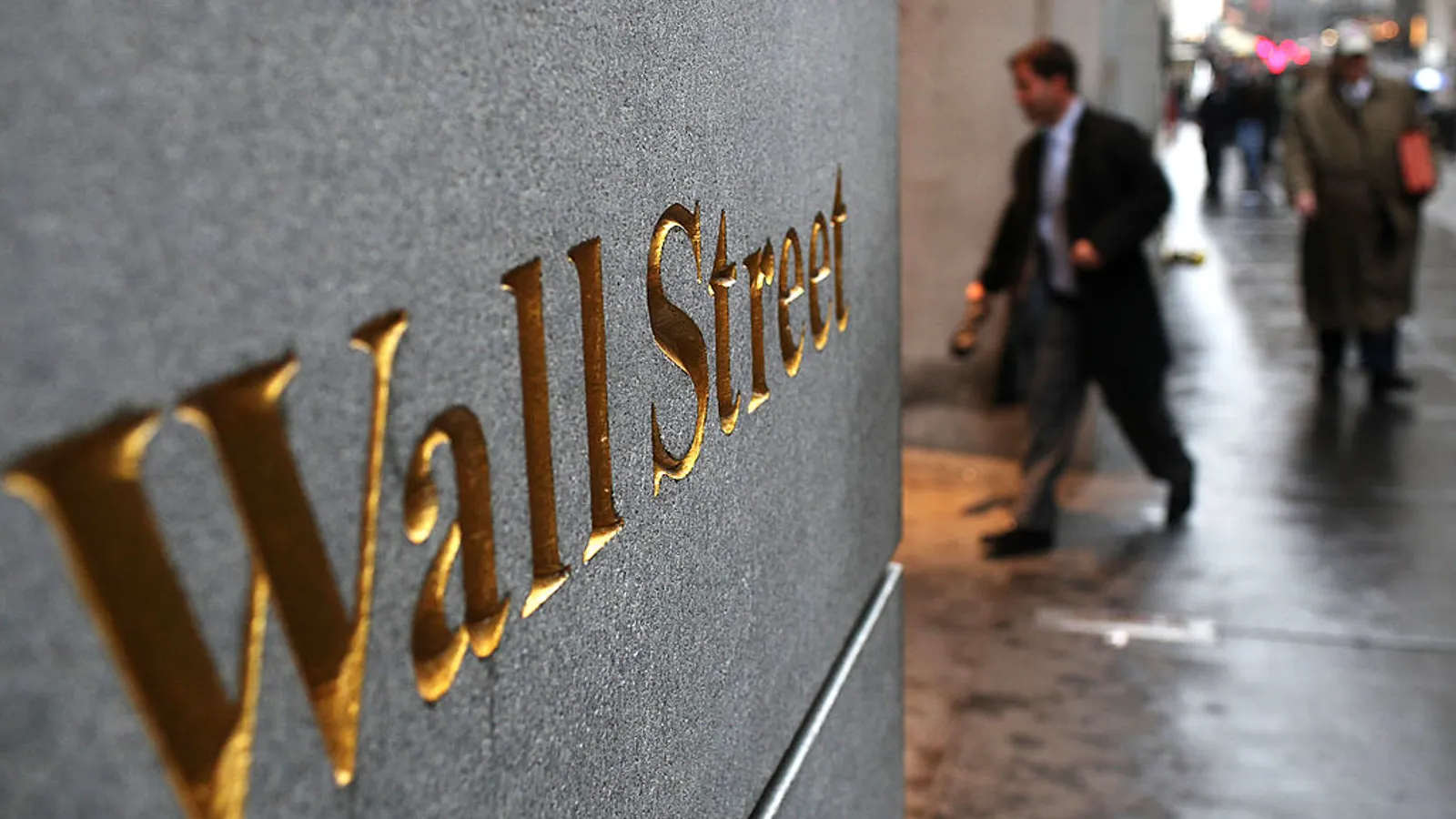 pharmas-mid-year-reckoning-gilead-pfizer-and-merck-navigate-a-high-stakes-earnings-season