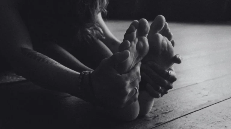 the-catharsis-on-the-mat-why-yoga-studios-have-become-modern-sanctuaries-for-emotional-release