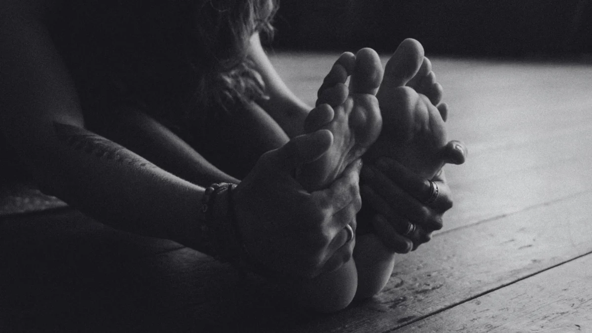 the-catharsis-on-the-mat-why-yoga-studios-have-become-modern-sanctuaries-for-emotional-release