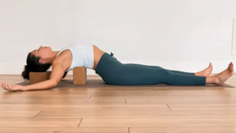 the-modern-slouch-how-yoga-backbends-can-reclaim-your-spine-from-desk-bound-fatigue