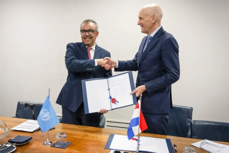 The Hague, November 6 2023
Signing Volga with tedros
Photo MARTIJN BEEKMAN